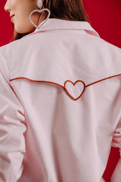 CAMISA MANGA LARGA CON SOLAPA BORDADA