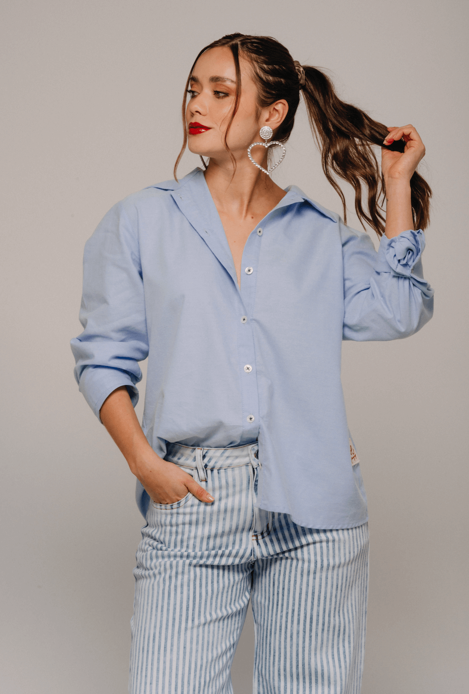 CAMISA MANGA LARGA CON SOLAPA BORDADA