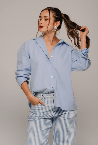 CAMISA MANGA LARGA CON SOLAPA BORDADA