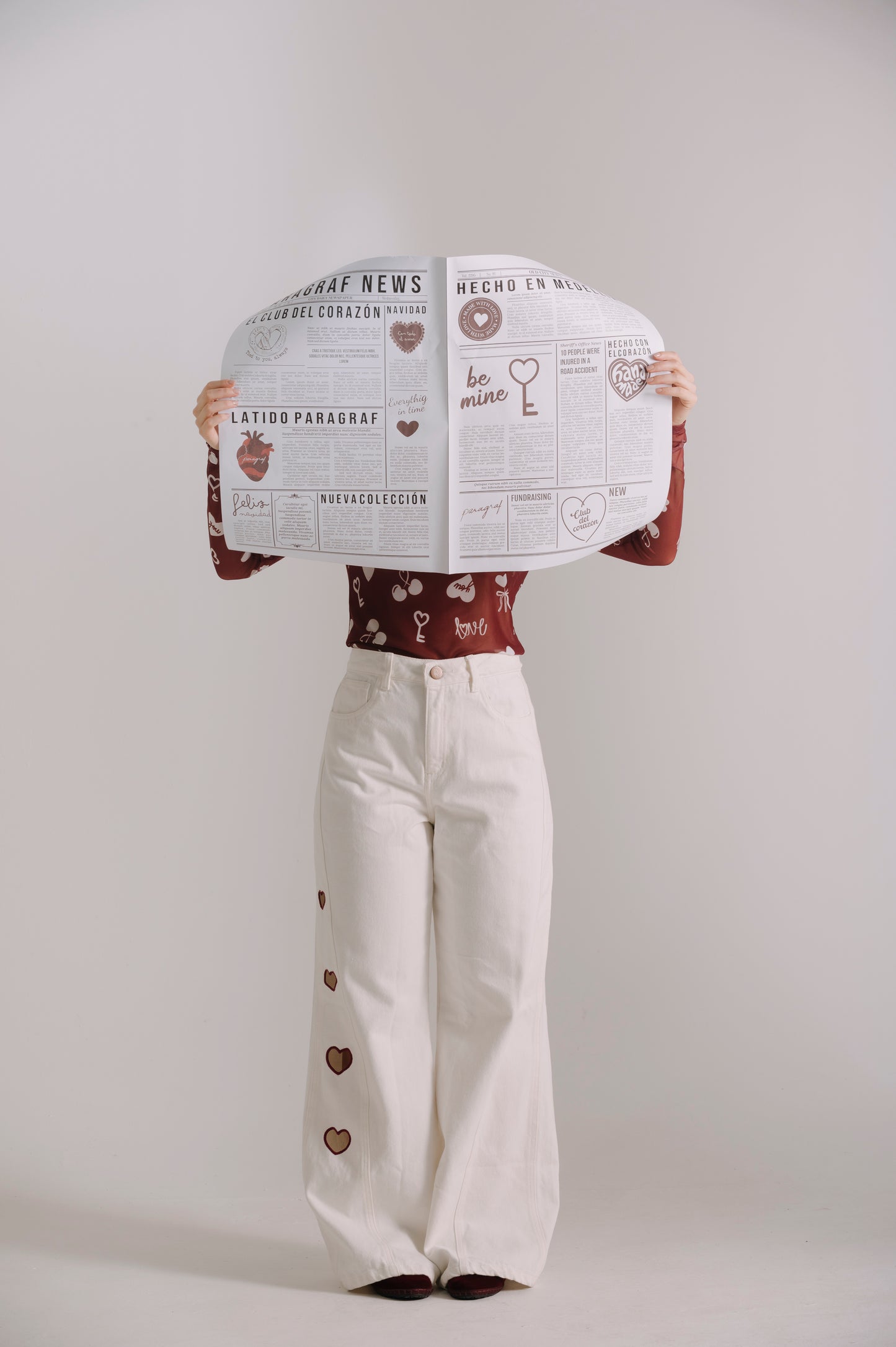 WIDE LEG JEANS CON BORDADOS CORAZÓN