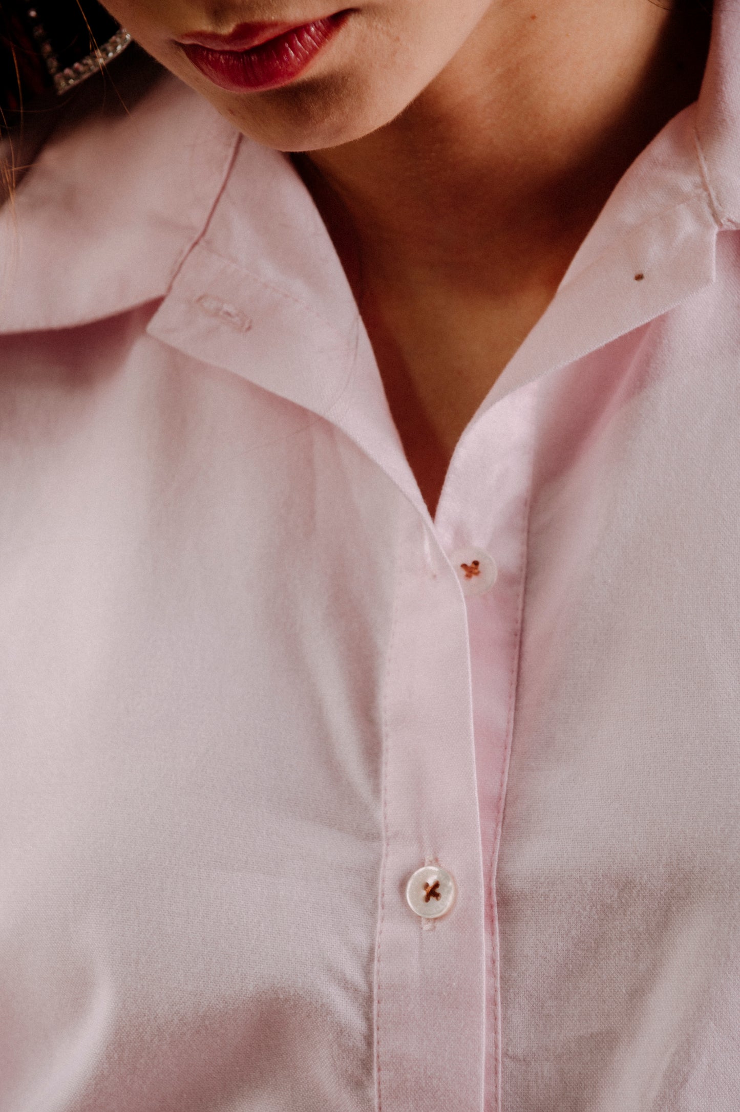 CAMISA MANGA LARGA CON SOLAPA BORDADA