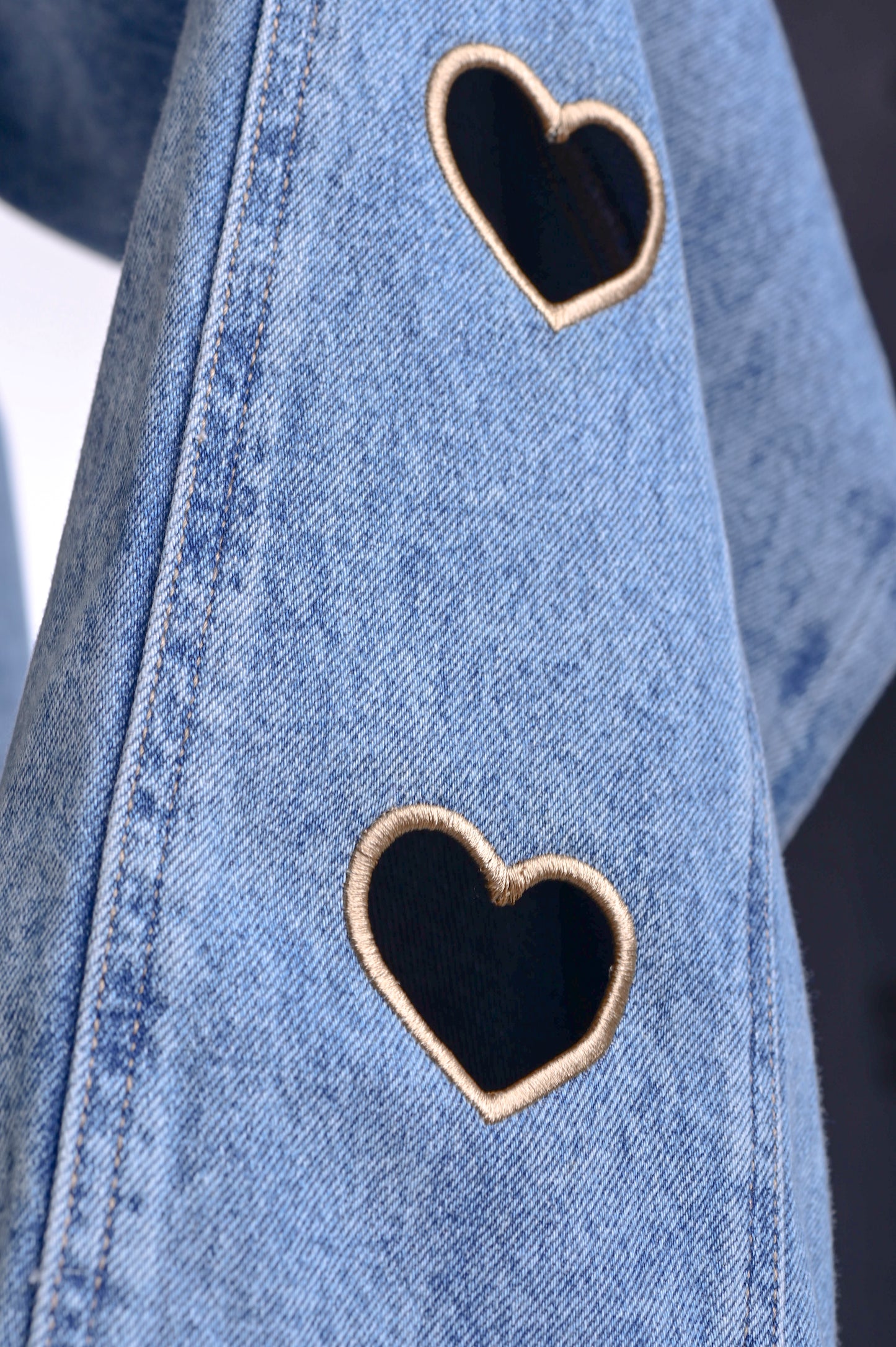 WIDE LEG JEANS CON BORDADOS CORAZÓN