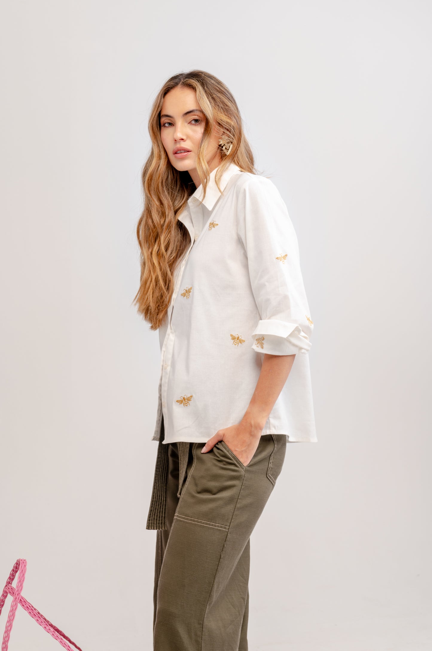 CAMISA MANGA LARGA BORDADA ABEJAS