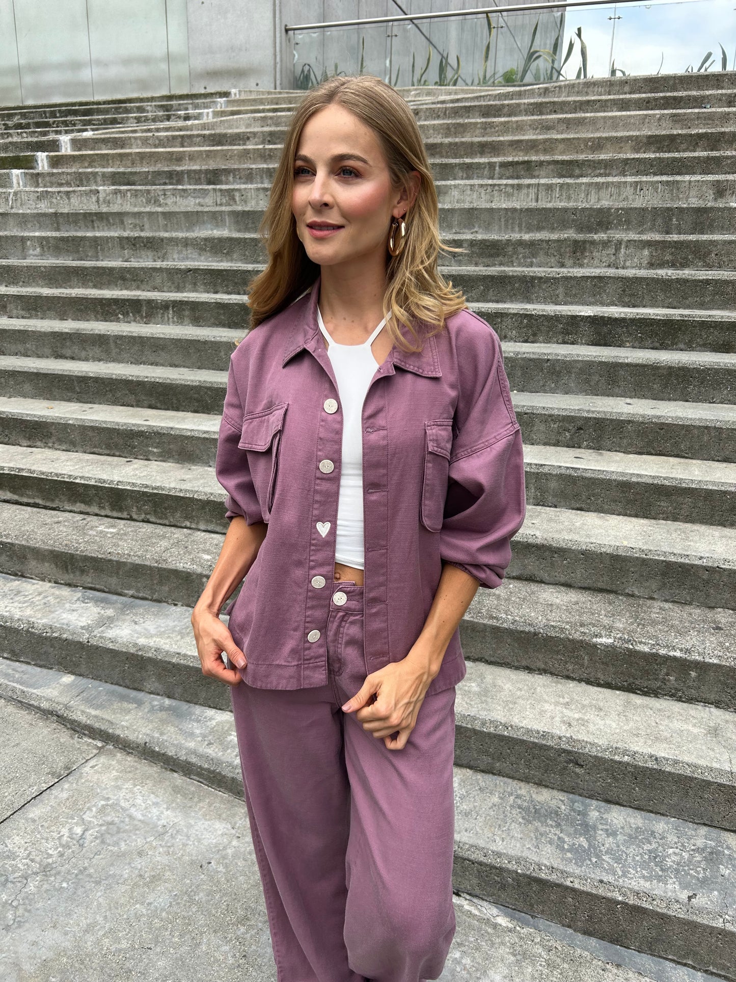 SOBRECAMISA BORDADA CON BOLSILLOS DELANTEROS
