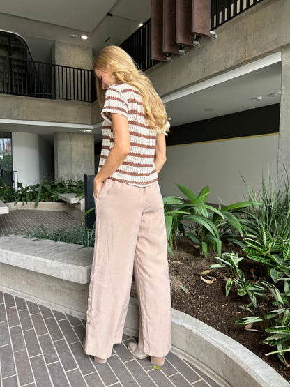 PANTALÓN ELEGANTE BOTA AMPLIA Y BOTONES LATERALES