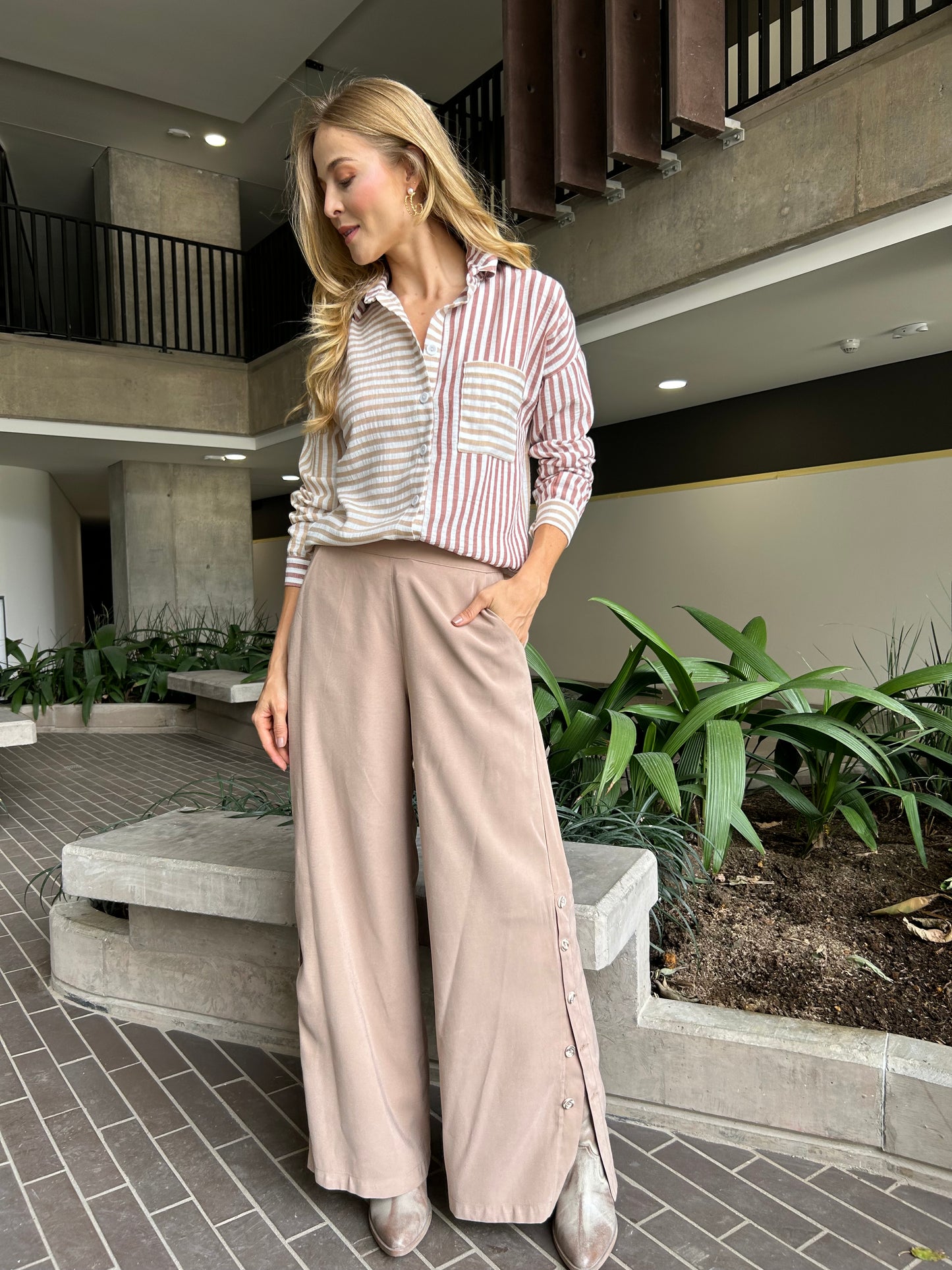 PANTALÓN ELEGANTE BOTA AMPLIA Y BOTONES LATERALES
