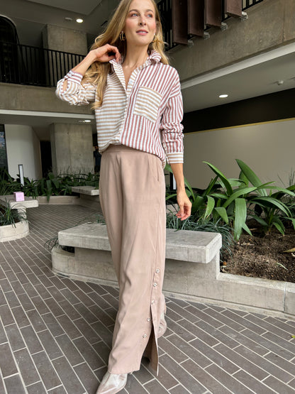 PANTALÓN ELEGANTE BOTA AMPLIA Y BOTONES LATERALES