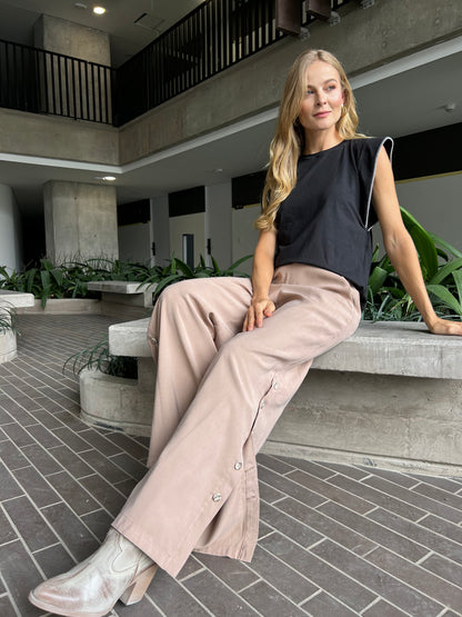 PANTALÓN ELEGANTE BOTA AMPLIA Y BOTONES LATERALES