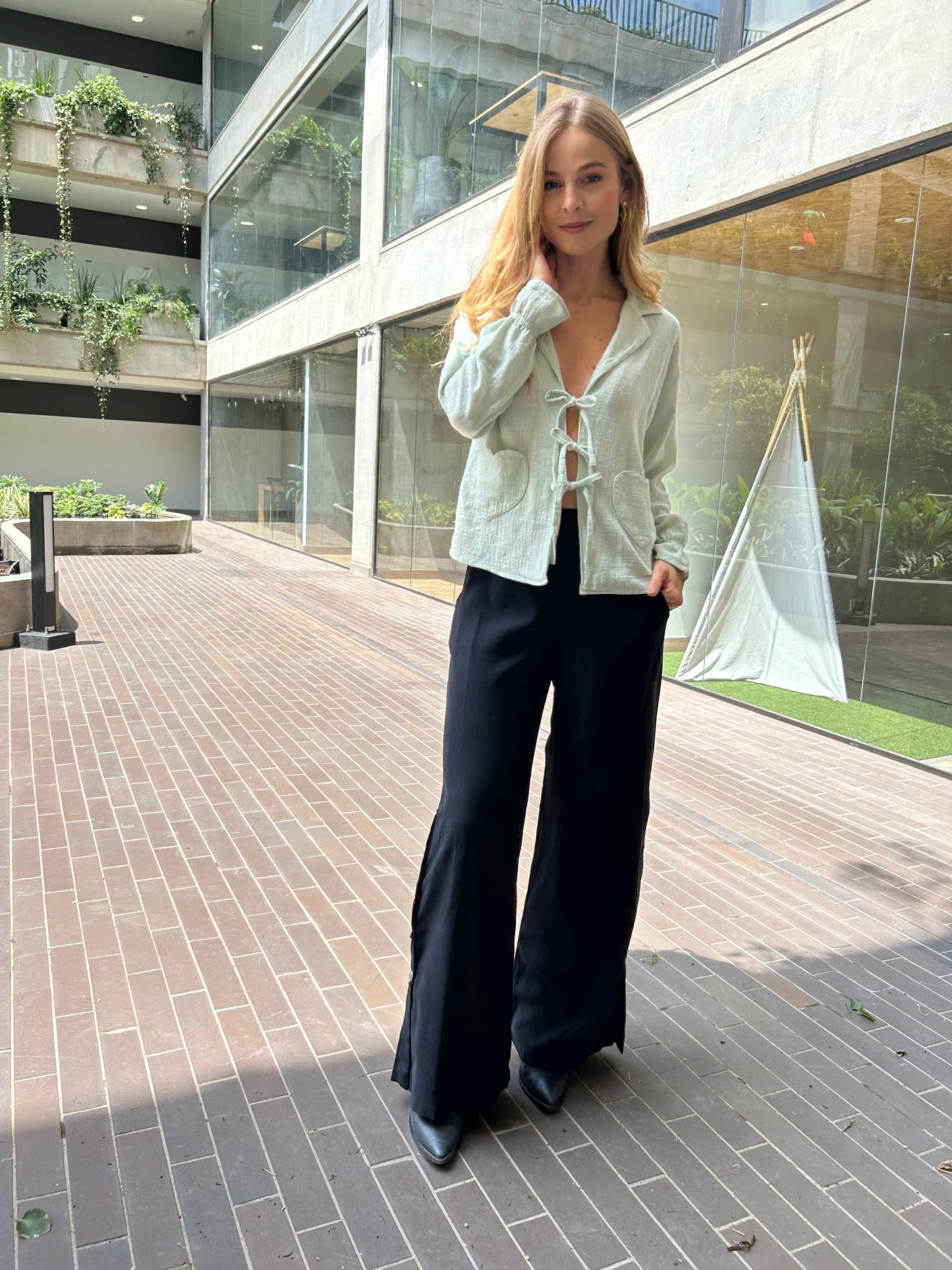 PANTALÓN ELEGANTE BOTA AMPLIA Y BOTONES LATERALES