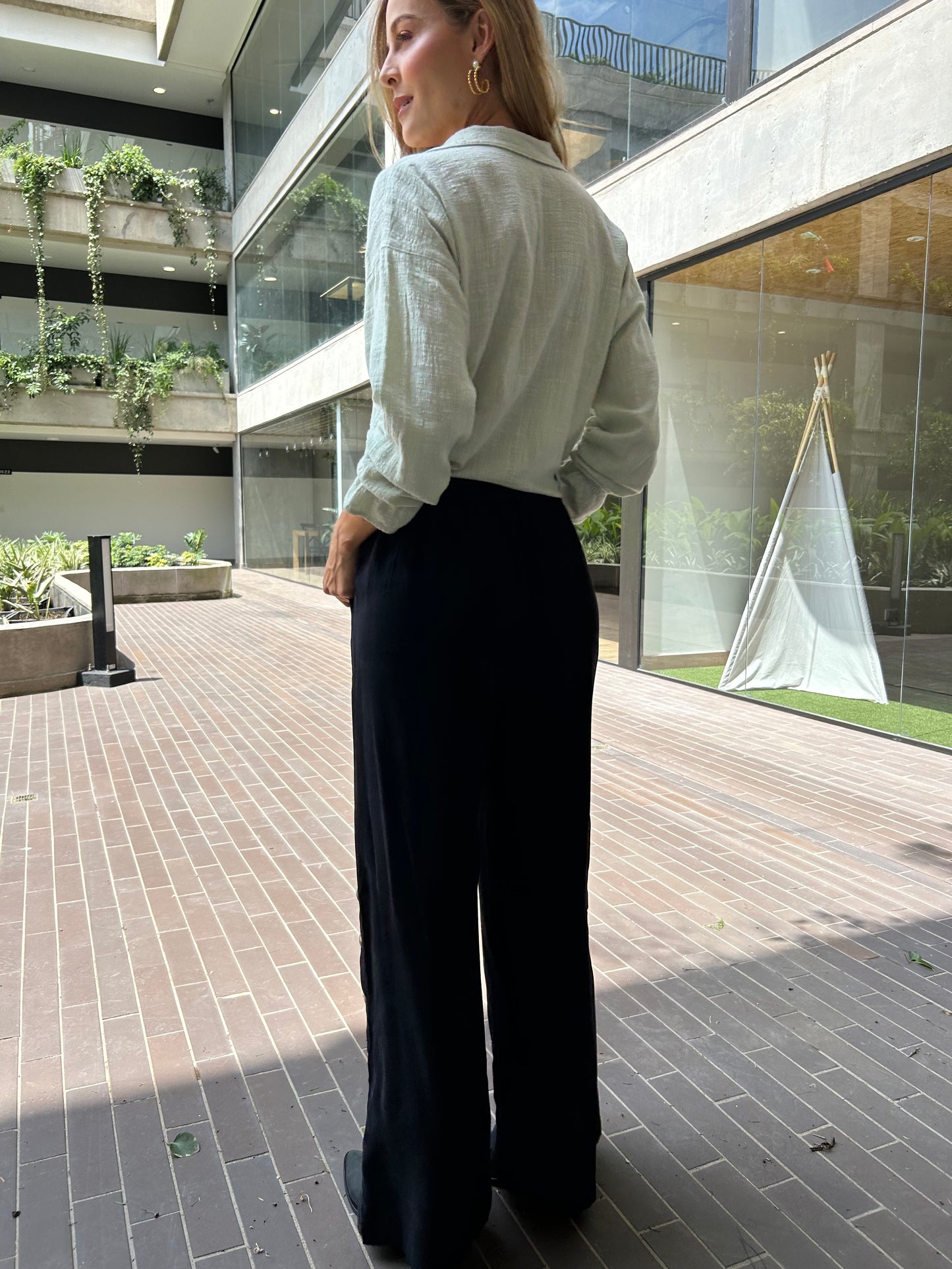 PANTALÓN ELEGANTE BOTA AMPLIA Y BOTONES LATERALES