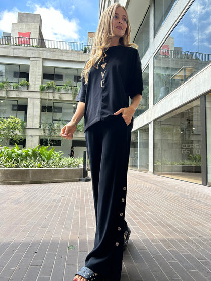 PANTALÓN ELEGANTE BOTA AMPLIA Y BOTONES LATERALES