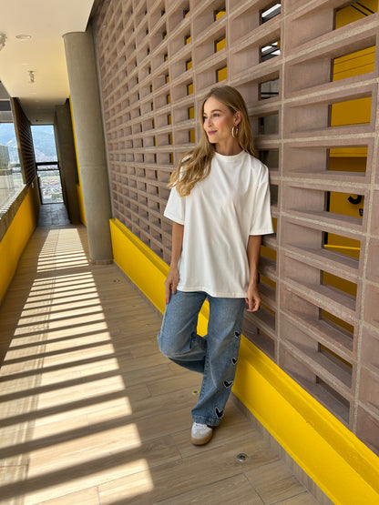 WIDE LEG JEANS CON BORDADOS CORAZÓN