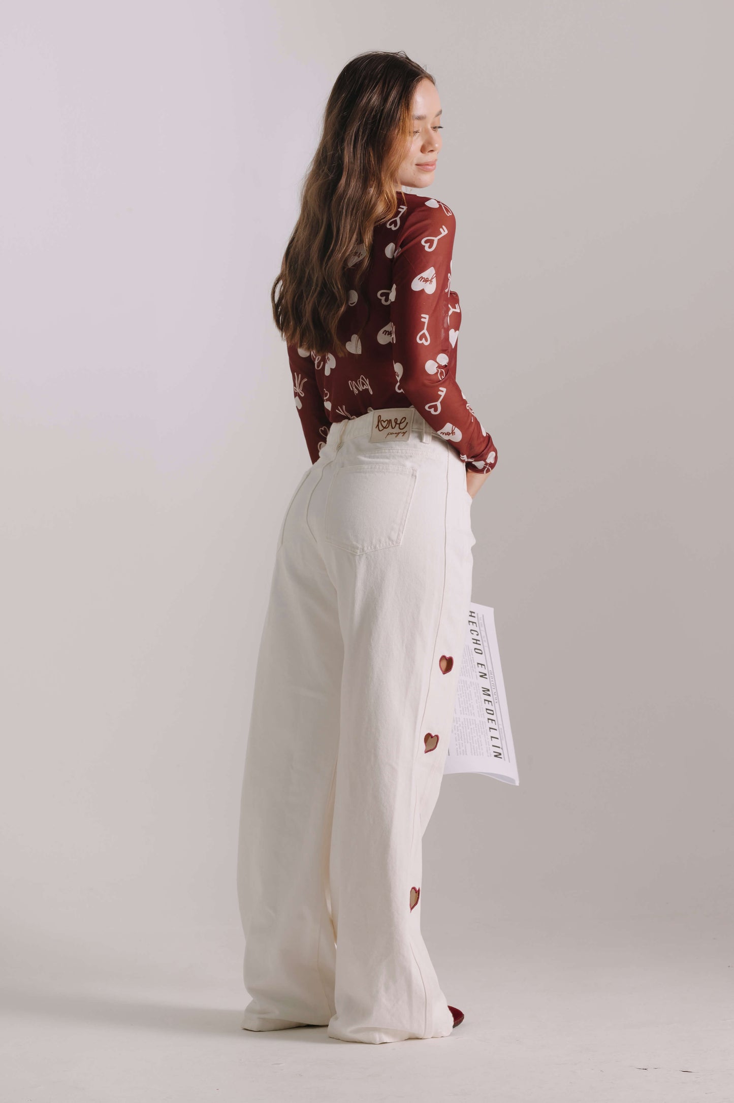WIDE LEG JEANS CON BORDADOS CORAZÓN