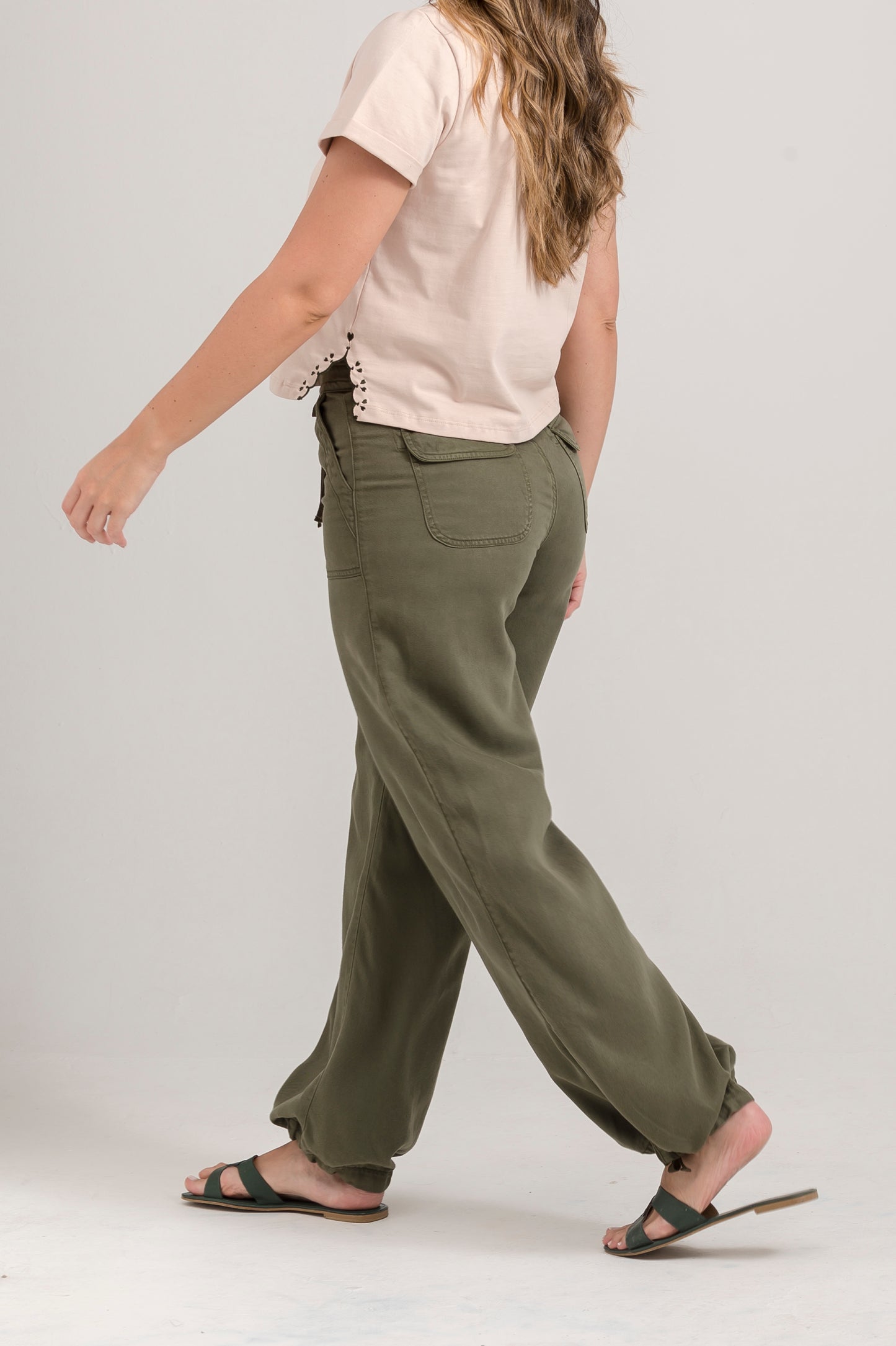 CAMISETA MANGA CORTA ABERTURAS BORDADAS