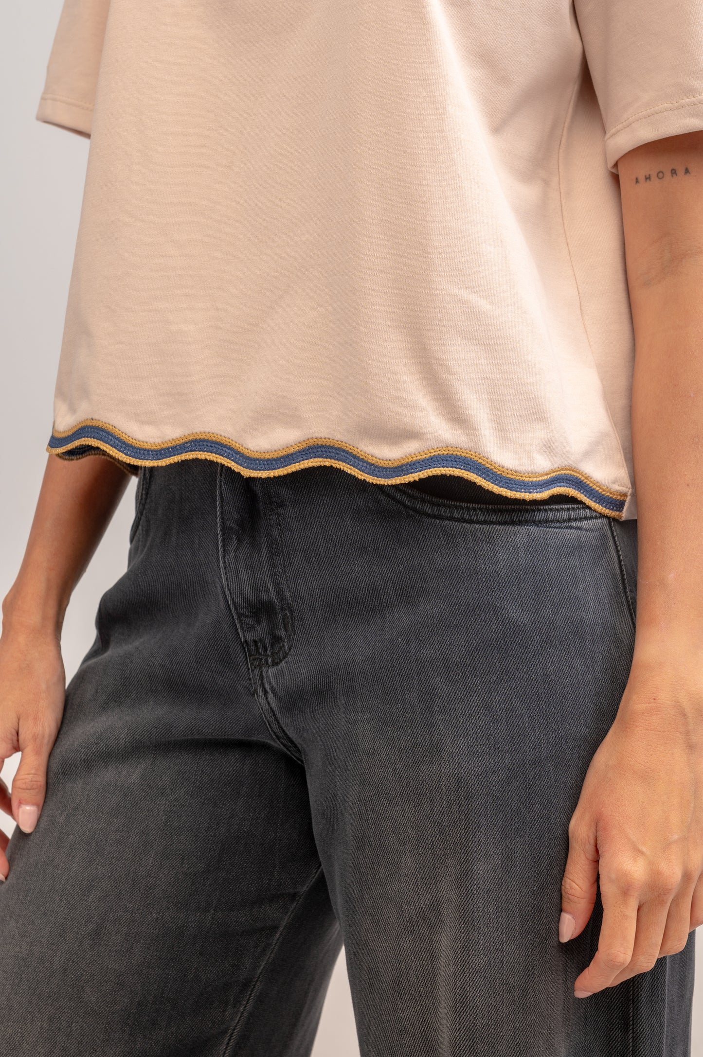 CAMISETA MANGA CORTA BORDADA ONDAS