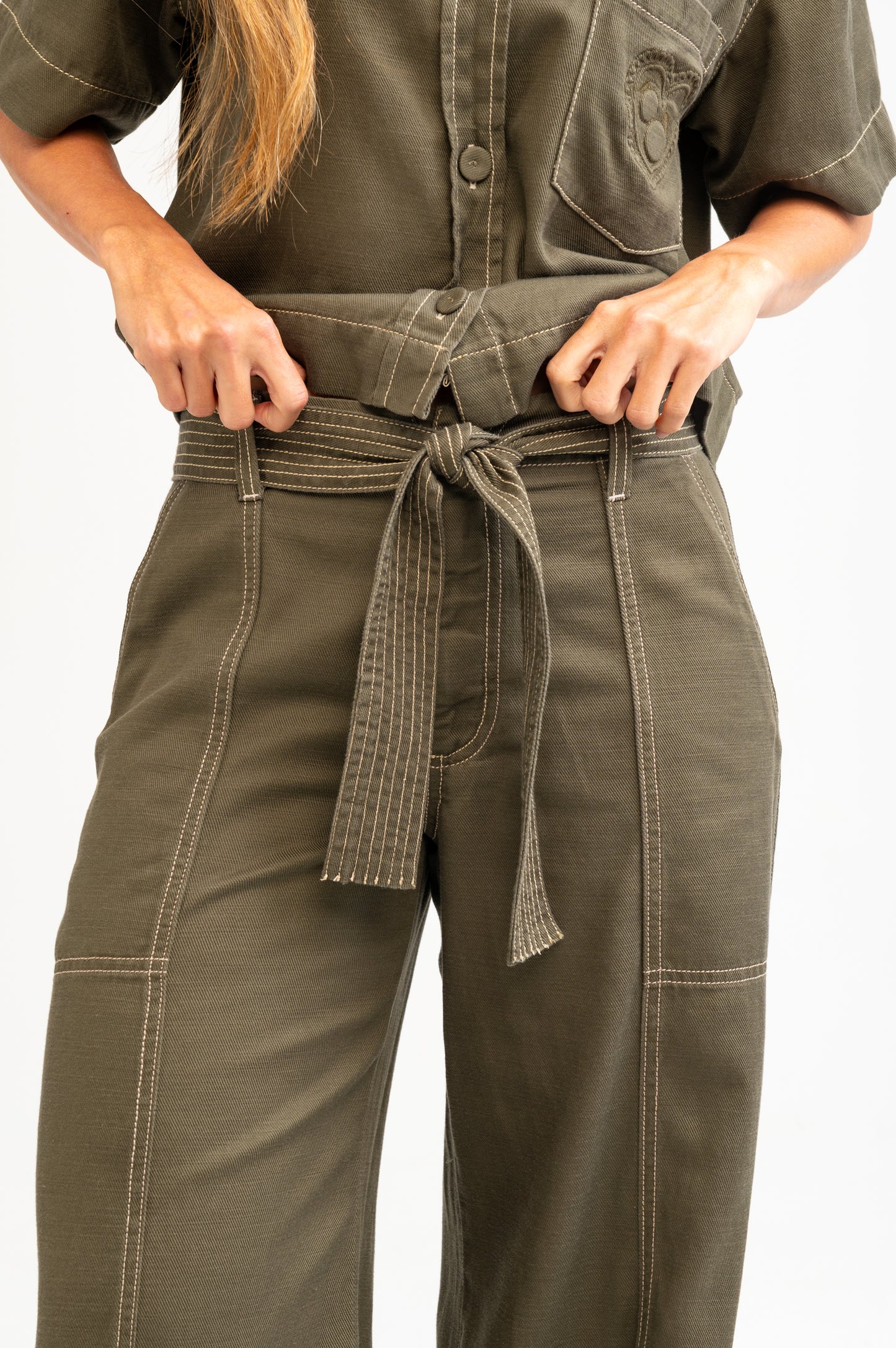 PANTALÓN BOTA AMPLIA CON CINTURÓN